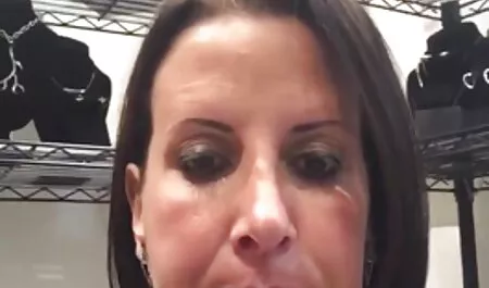 Ragazza dai Capelli rossi Vince non può scegliere i suoi vestiti videoeroticiitaliani