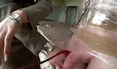 Slut con gli occhiali ingoia sperma dopo il video chat erotica ita sesso orale in camerino