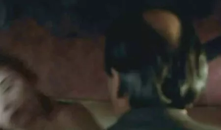 Due scene film erotici italiani fratelli vendono una cagna Brune con piccoli seni ad un amico