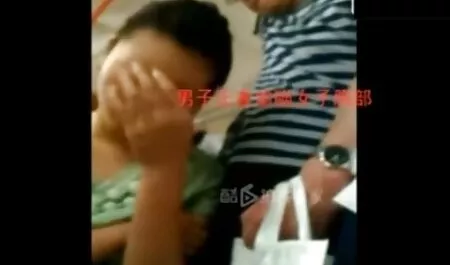 In piedi davanti alla telecamera, La Bruna Diteggiatura Figa e culo con cazzo di gomma. scene hot film italiani