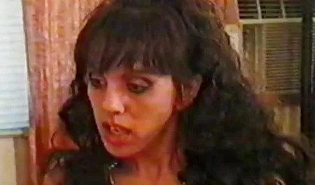 Nello spazio di uno scapolo, un uomo famoso per strappare video film erotici francesi bruna con grande petto