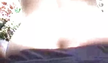 Bionda e videochat erotiche italiane giovane bruna domina il ragazzo sul divano