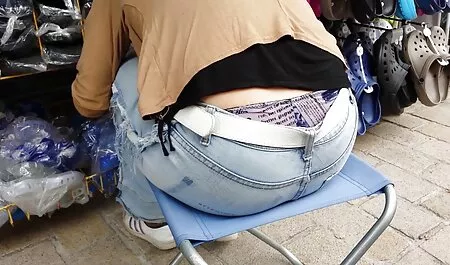 La film porno erotici italiani giovane donna allargò le gambe e lasciare che il suo pene pus sul divano per ottenere i soldi