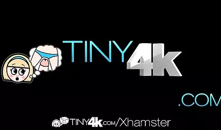 Ragazze che mostrano film porno soft italiani piccoli seni e comincia a masturbarsi figa pelosa sul tavolo