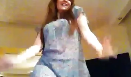 Affascinante ragazza sensuale accarezzando il cavallo film erotici italiani online sul pavimento