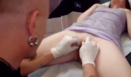 Un uomo nasconde una film erotici in lingua italiana macchina fotografica durante il sesso