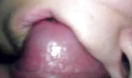 Diffondere le gambe in calza sul scene erotiche italiane tavolo