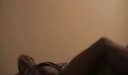 Una bionda dalle gambe lunghe solleva la gonna nera per giocare con film erotici italiani tube la sua figa