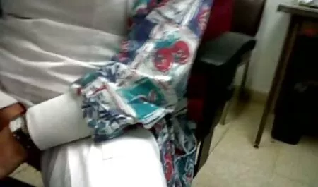 Un uomo ha trovato un pulitore in bagno e film italiano completo erotico la fa succhiare il suo cazzo