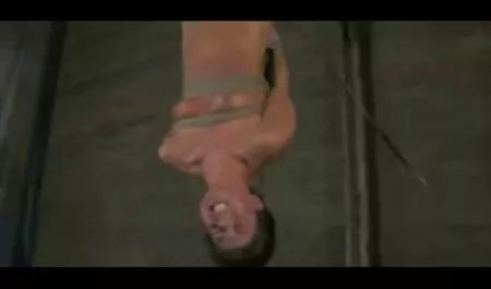 Brunetta con paffuto labbro rosso leccare grande film erotici italiani in streaming cazzo in un mask in anteriore di la sua occhi