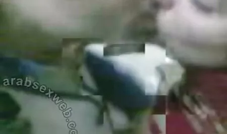 Un bel letto di una giovane coppia quasi rompere erotismo italiano film il letto di ferro