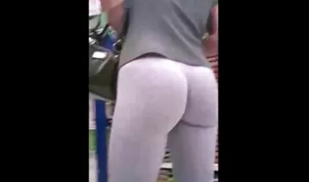 Ragazza video erotici amatoriali italiani giovane mascherato accovacciato davanti a suo marito e gli ha dato un pompino