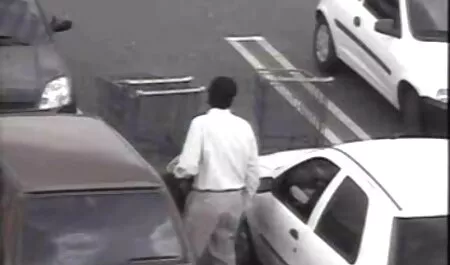 Senzatetto che scopano filmi erotici italiani nella spazzatura