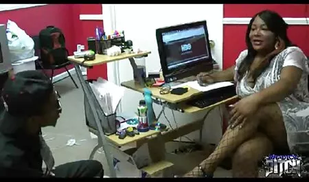 In un appartamento comune, una giovane coppia di film erotici italiani togliere il porno amatoriale che