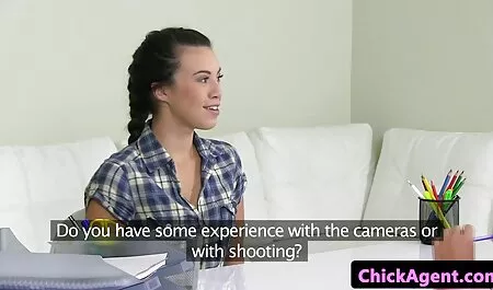 Nel film erotici gay italiani cottage, il marito lecca la vagina di sua moglie che è bionda e la scopa davanti alla telecamera