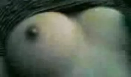 In cucina, una bella ragazza che mostra il seno e la figa sulla video erotici in lingua italiana fotocamera