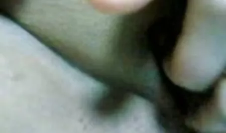 Brune Lesbiche avendo divertimento con video erotici spagnoli sesso giocattoli in fori rasato li