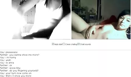 Bionda matura si masturba la fica in una sedia rossa scene hot film italiani senza rimuovere le calze nere