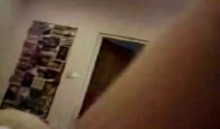 Ragazza cornea a rinunciare sul pavimento per un giovane uomo che è energico video chat erotica italiana